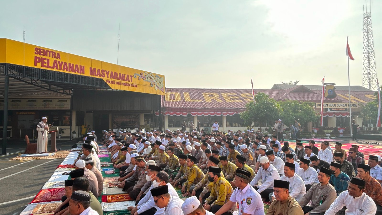 Bersama Memohon Rahmat Allah SWT, MAN 2 HSU Hadiri Sholat Istisqa di Halaman POLRES HSU